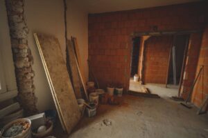 Wohnungsauflösung in Leipzig – Mann sortiert Kartons beim Entrümpeln